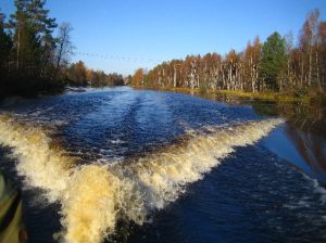 Der Vanan (Fluss durch Venjan) in unserem Kielwasser